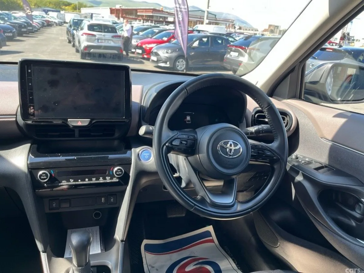 Toyota Yaris Cross Hatchback, Petrol Hybrid, 2023, White