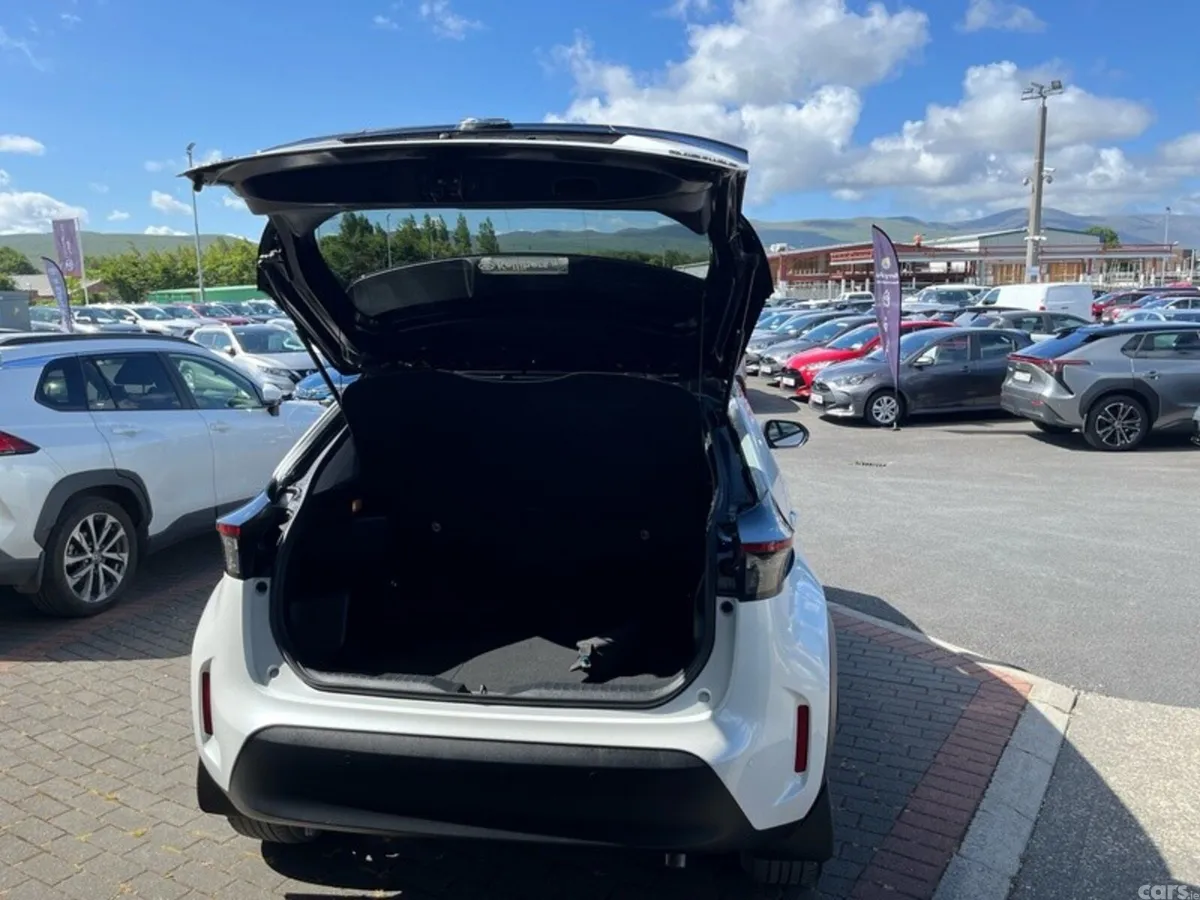 Toyota Yaris Cross Hatchback, Petrol Hybrid, 2023, White