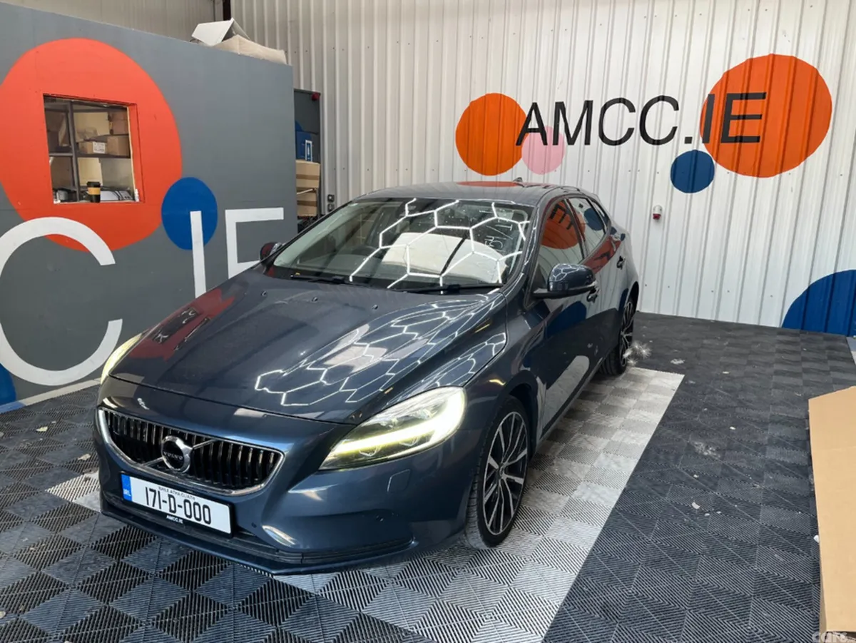 Volvo V40 Hatchback, Diesel, 2017, Blue