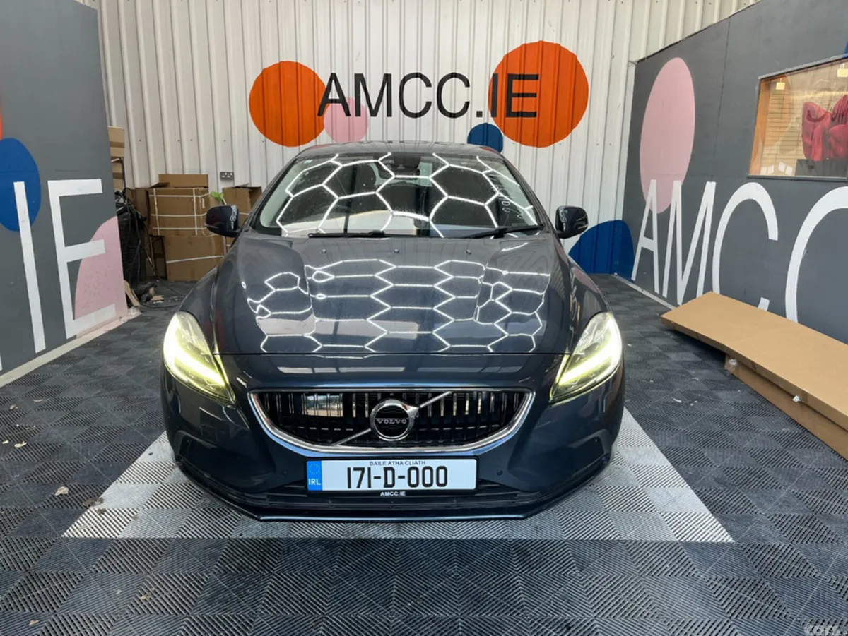 Volvo V40 Hatchback, Diesel, 2017, Blue