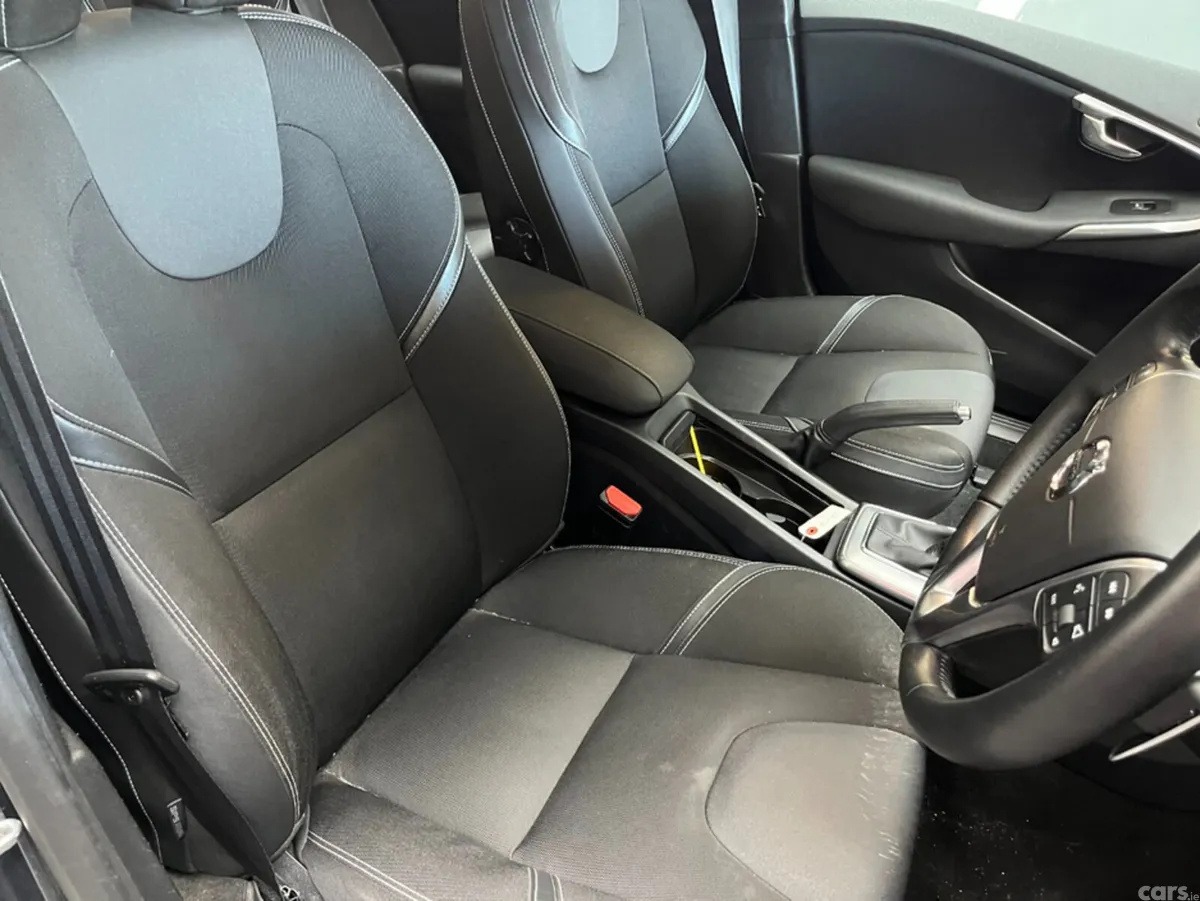 Volvo V40 Hatchback, Diesel, 2017, Blue