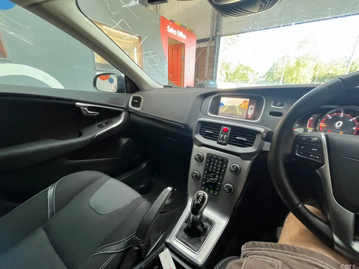 Volvo V40 Hatchback, Diesel, 2017, Blue