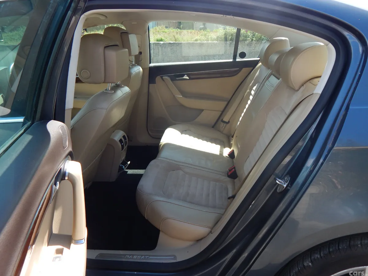 Volkswagen Passat Saloon, Diesel, 2012, Grey