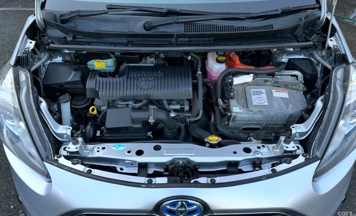 Toyota Sienta MPV, Petrol Hybrid, 2015, Silver