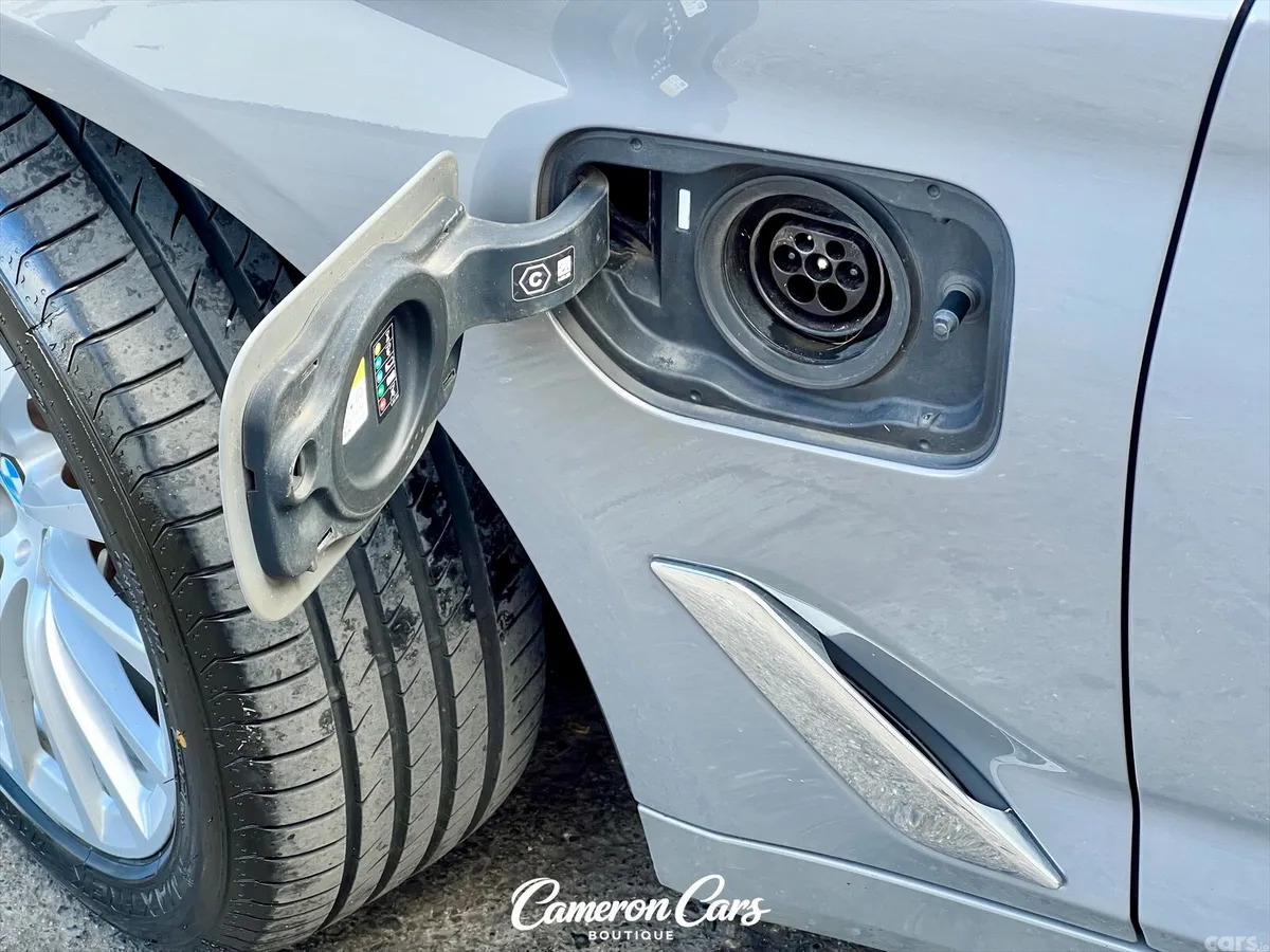 BMW 5-Series Estate, Petrol Plug-in Hybrid, 2021, Grey