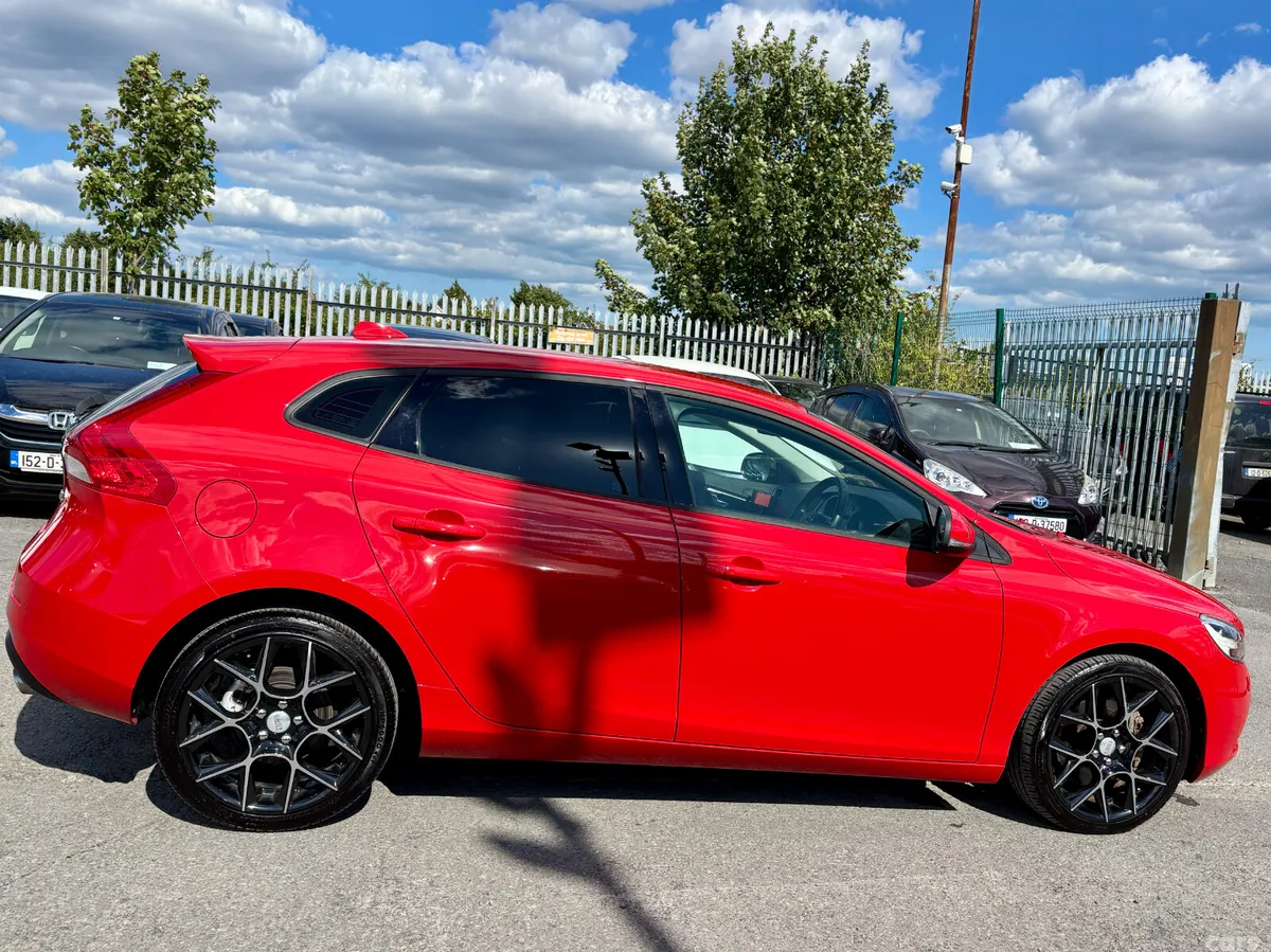Volvo V40 Hatchback, Diesel, 2017, Red