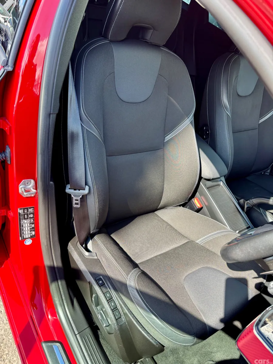 Volvo V40 Hatchback, Diesel, 2017, Red