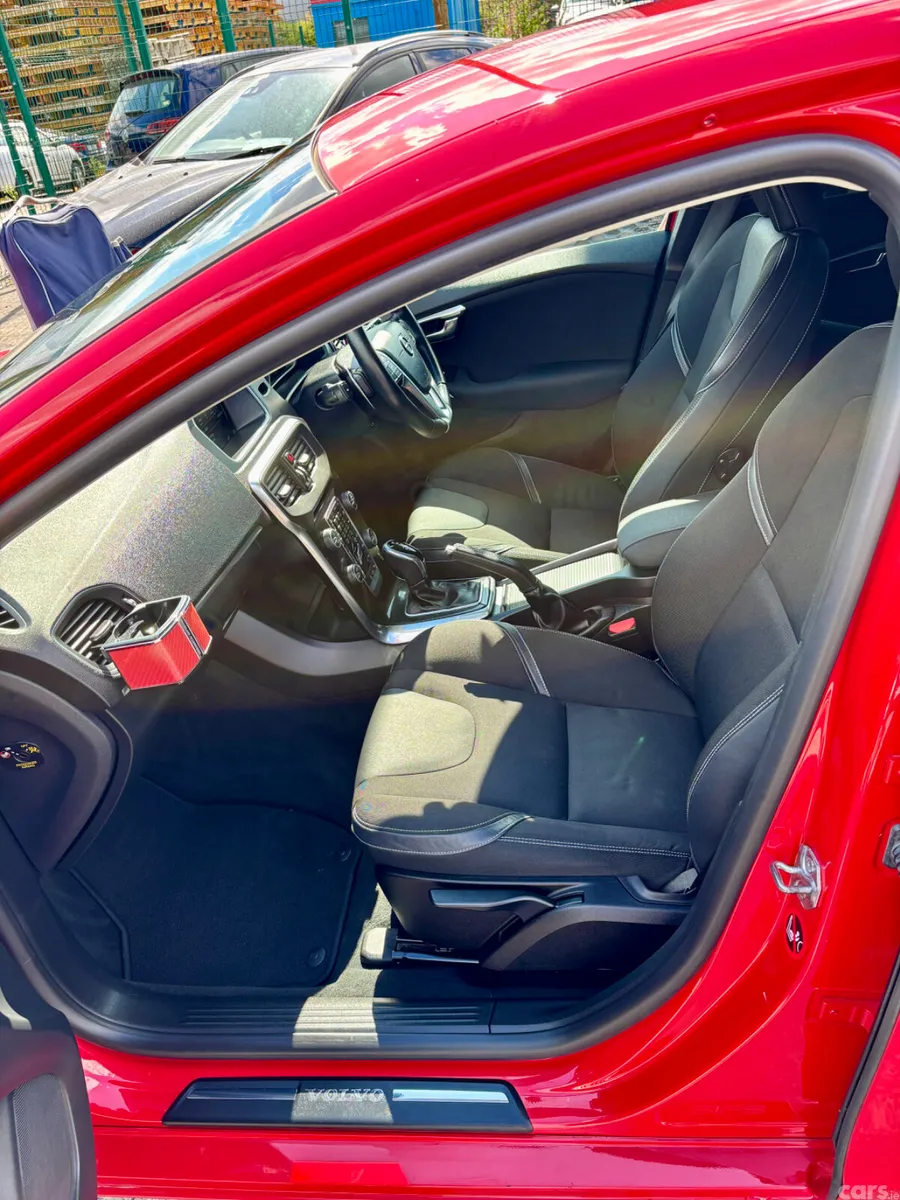 Volvo V40 Hatchback, Diesel, 2017, Red