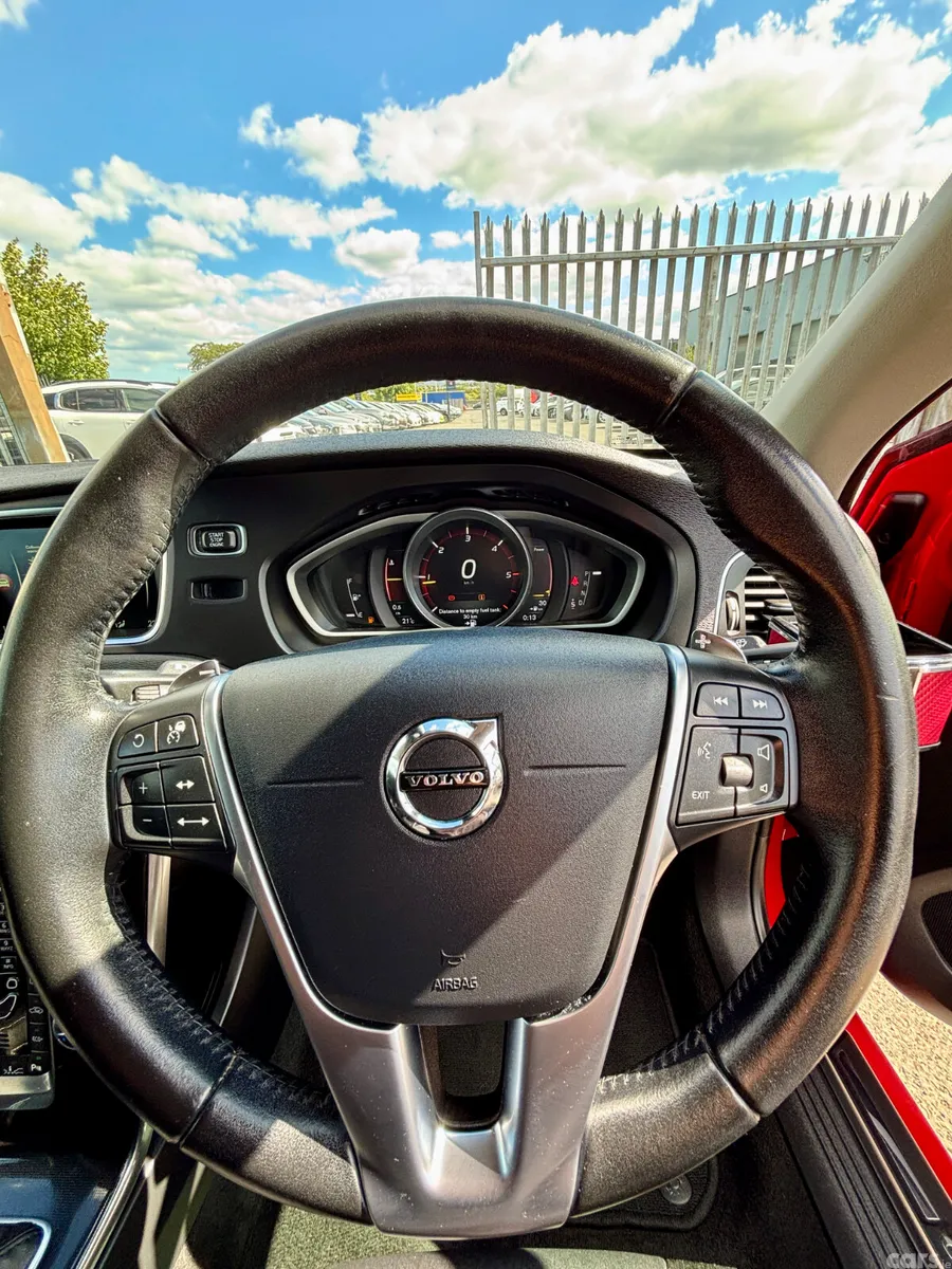 Volvo V40 Hatchback, Diesel, 2017, Red