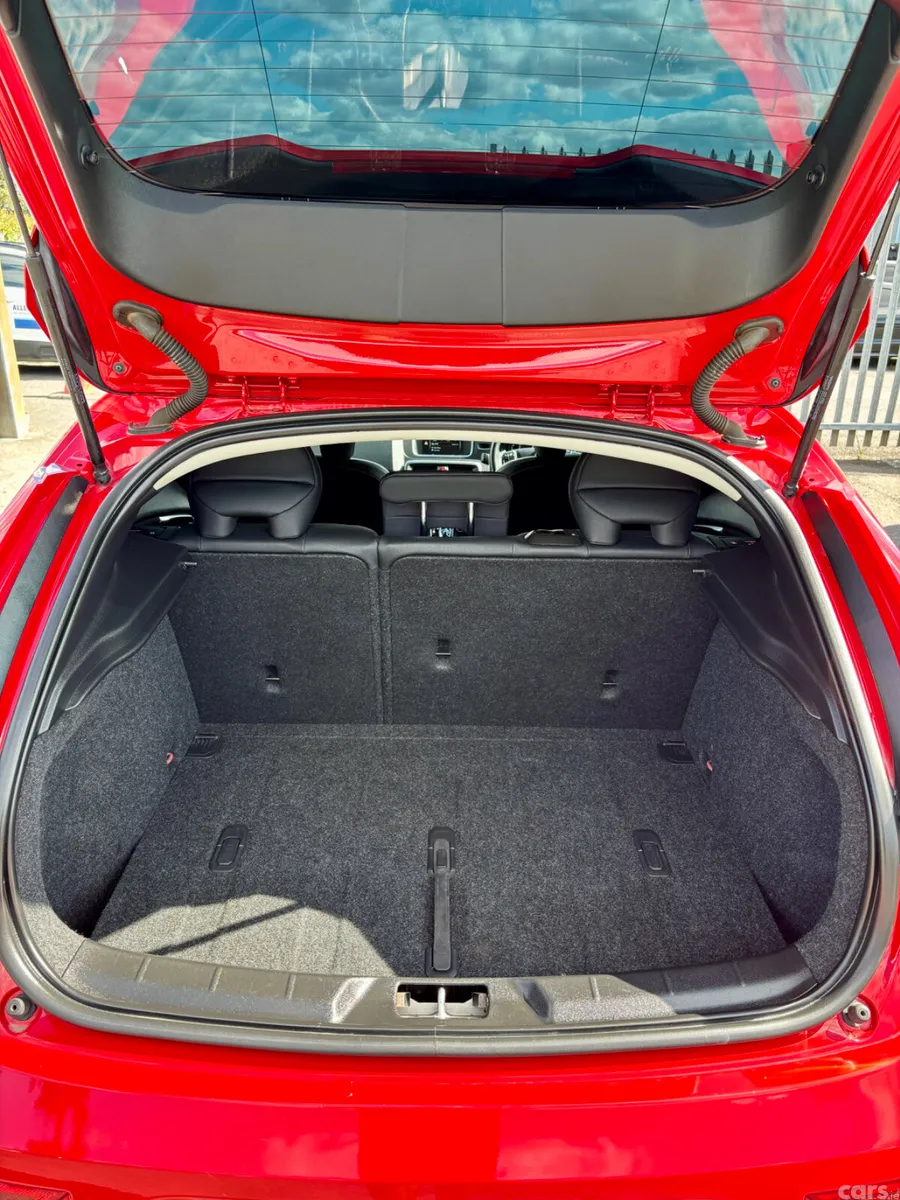 Volvo V40 Hatchback, Diesel, 2017, Red
