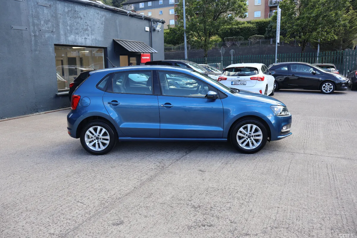 Volkswagen Polo Hatchback, Petrol, 2016, Blue
