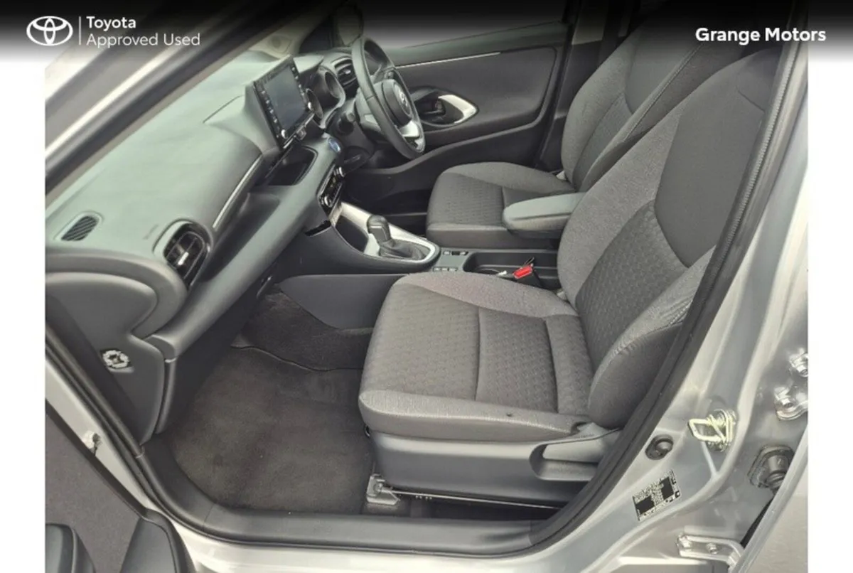 Toyota Yaris Hatchback, Petrol Hybrid, 2023, Silver