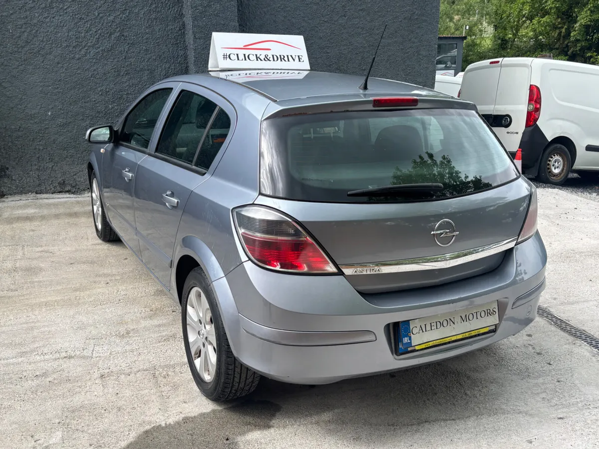 Opel Astra Hatchback, Petrol, 2010, Silver