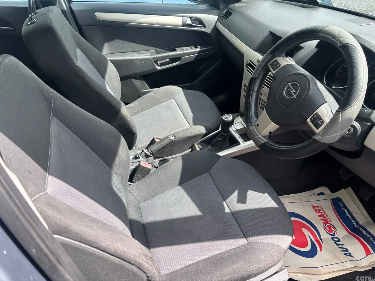Opel Astra Hatchback, Petrol, 2010, Silver