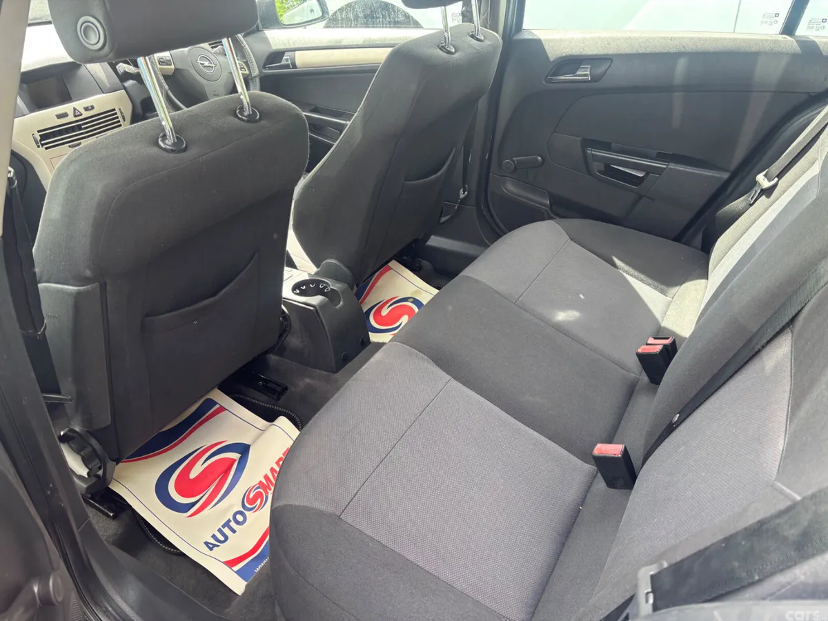 Opel Astra Hatchback, Petrol, 2010, Silver