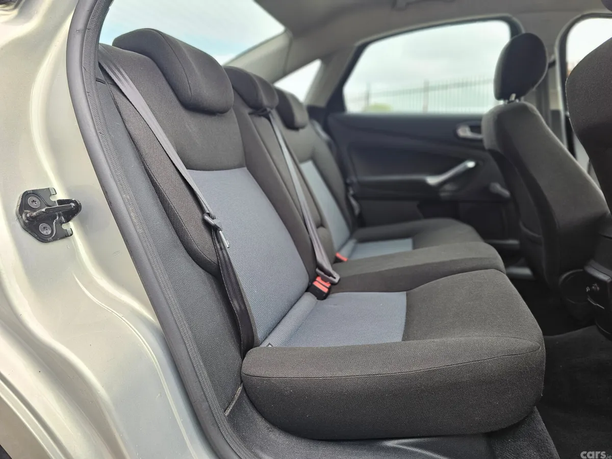 Ford Mondeo Saloon, Diesel, 2010, Gold