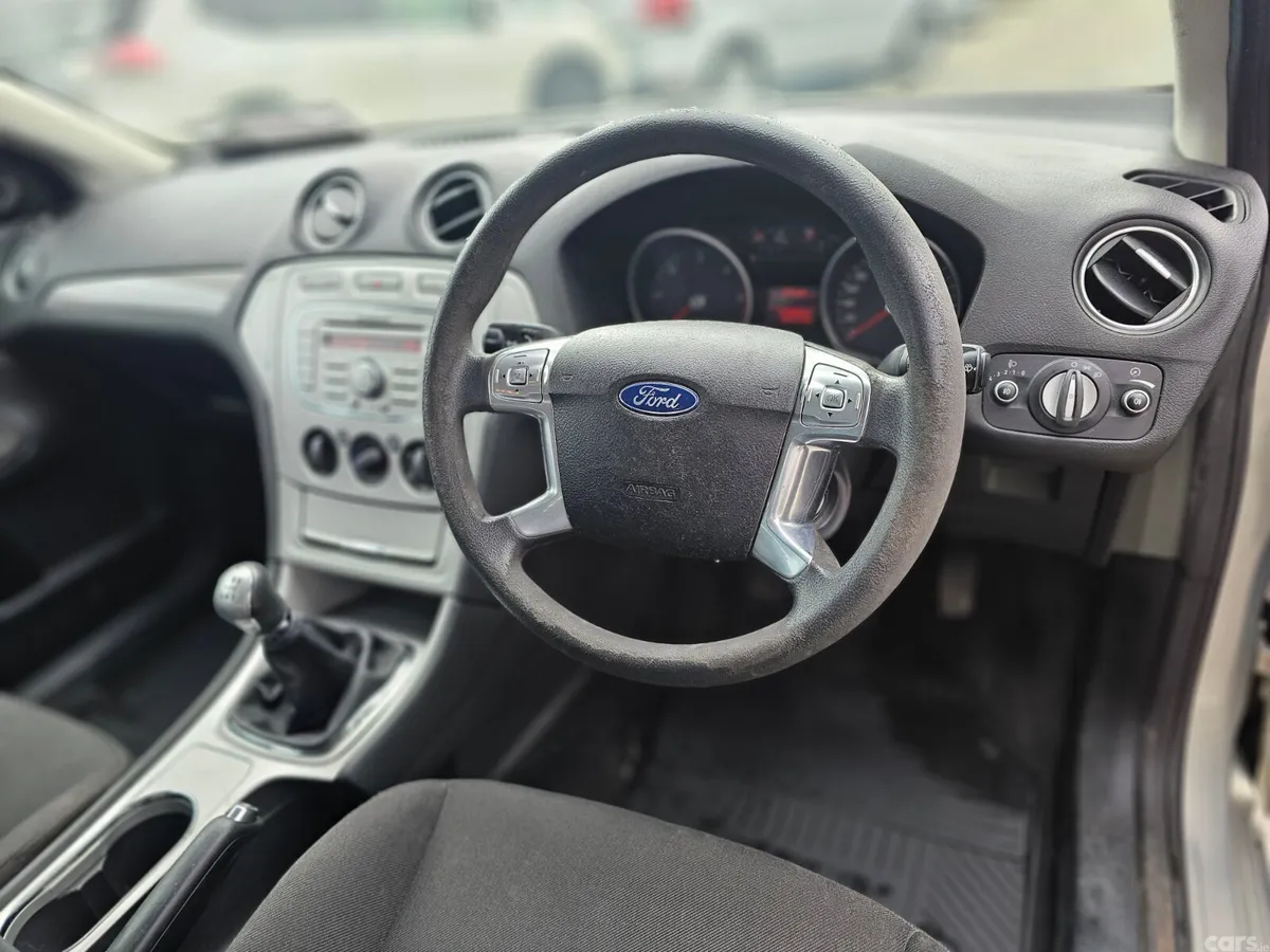 Ford Mondeo Saloon, Diesel, 2010, Gold