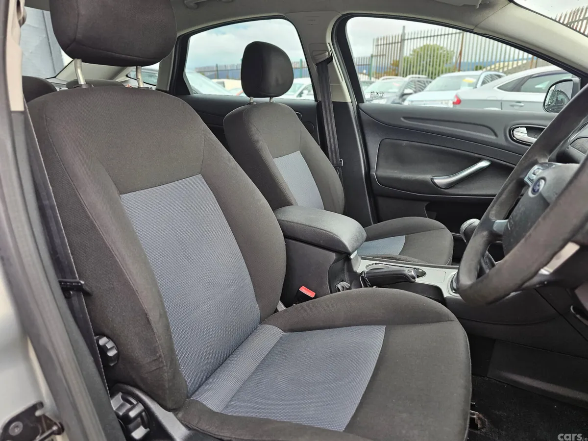 Ford Mondeo Saloon, Diesel, 2010, Gold