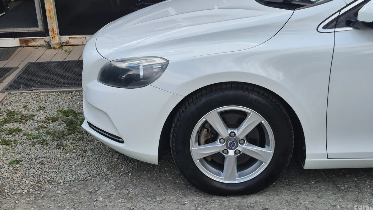Volvo V40 Hatchback, Petrol, 2014, White