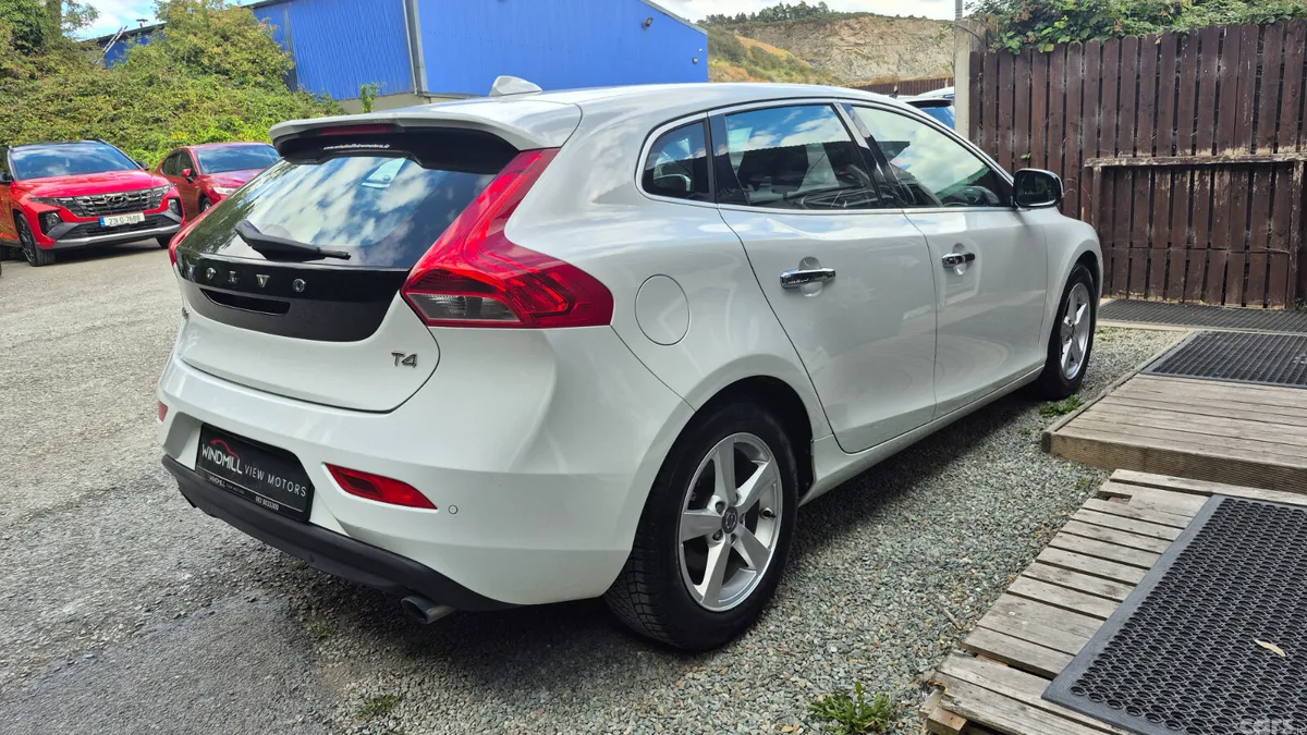 Volvo V40 Hatchback, Petrol, 2014, White