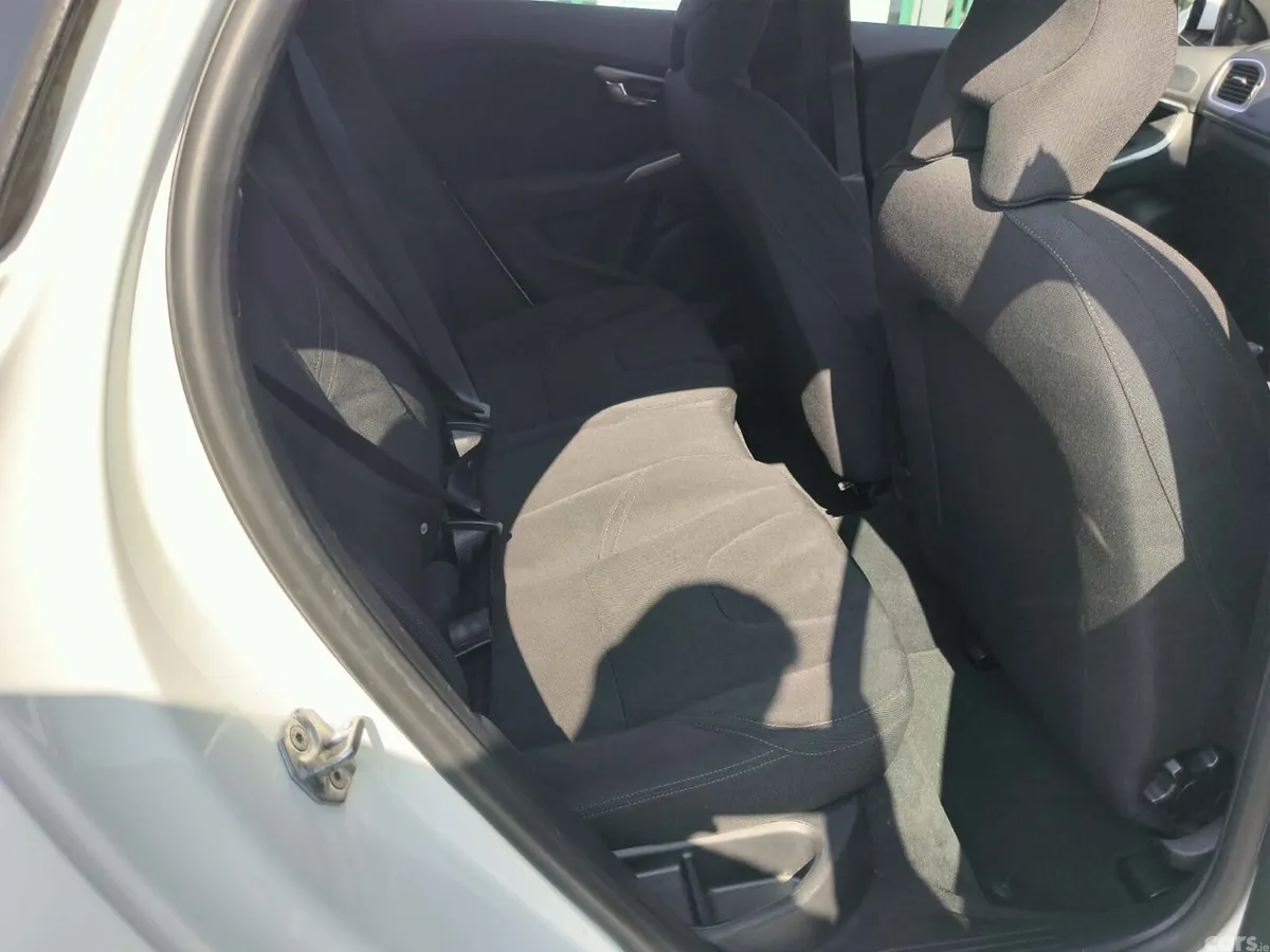 Volvo V40 Hatchback, Petrol, 2015, White