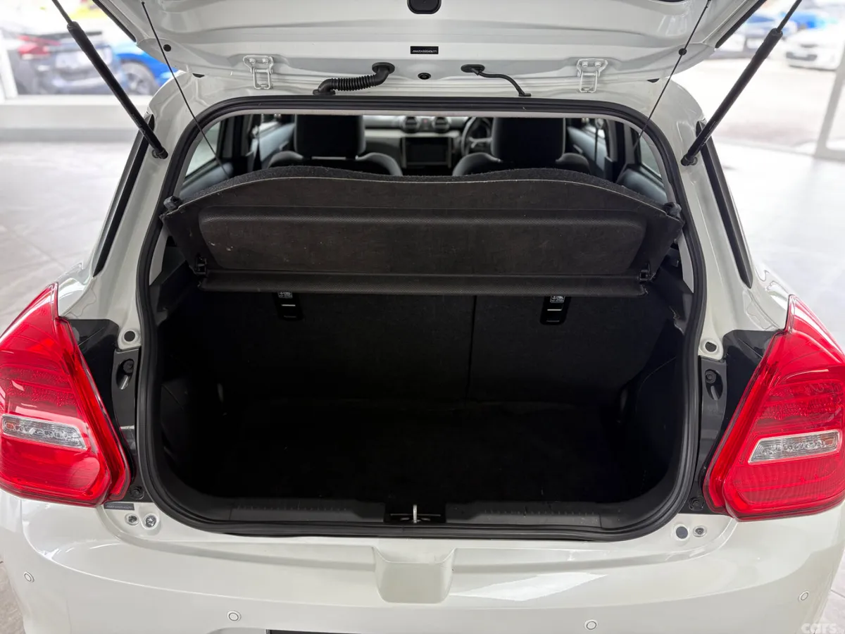 Suzuki Swift Hatchback, Petrol, 2021, White