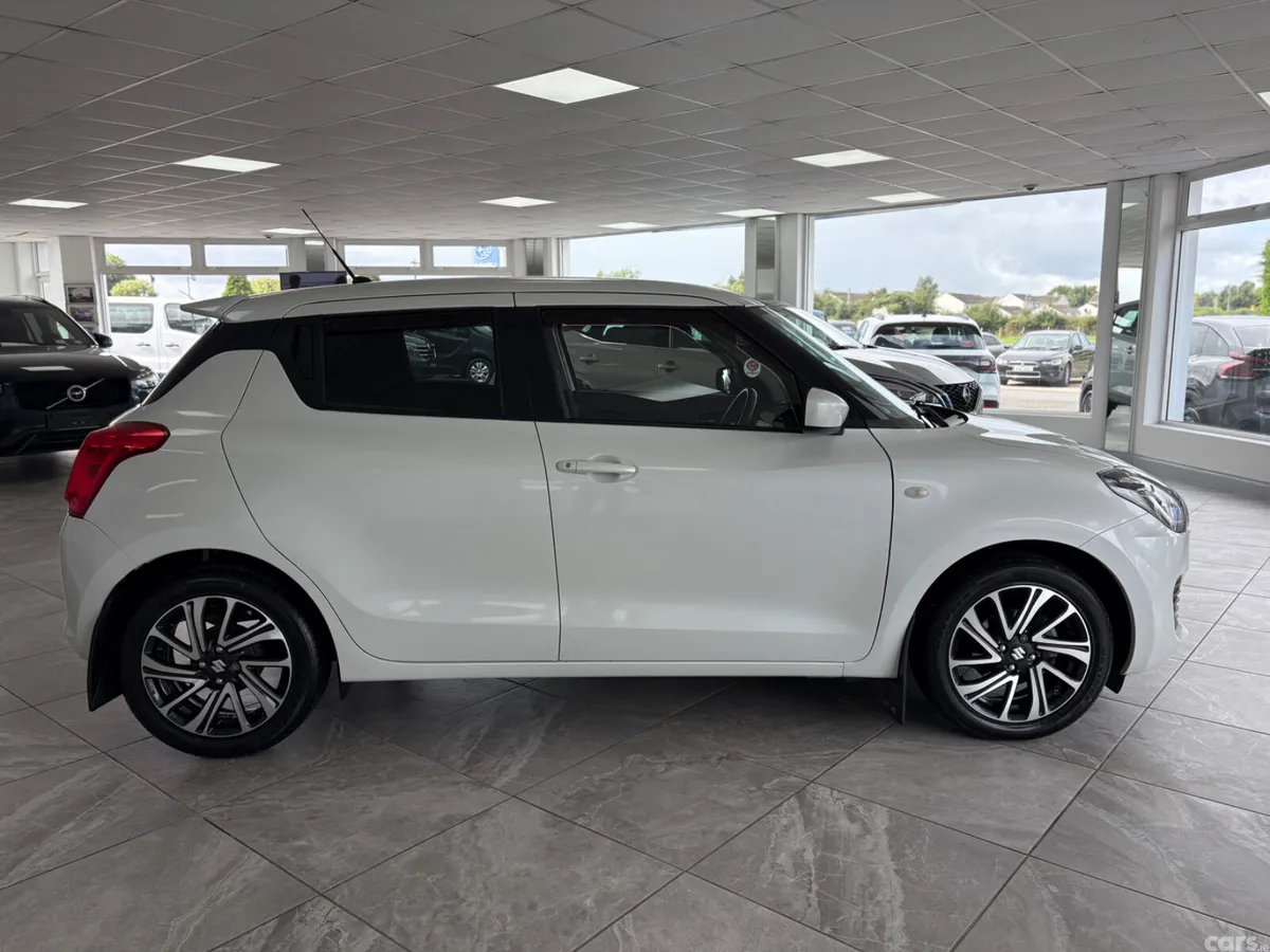 Suzuki Swift Hatchback, Petrol, 2021, White