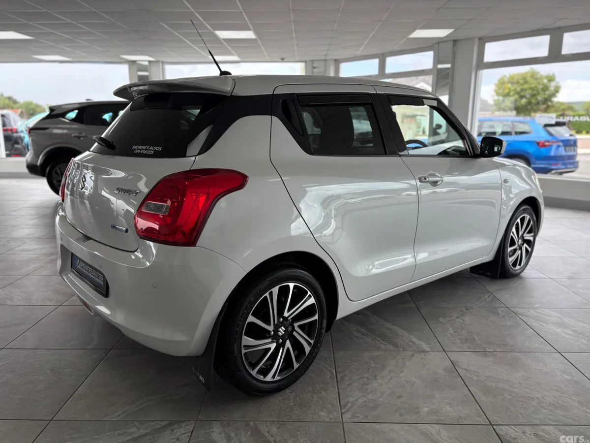 Suzuki Swift Hatchback, Petrol, 2021, White