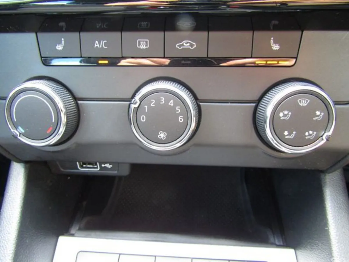 Skoda Octavia Saloon, Diesel, 2020, Grey