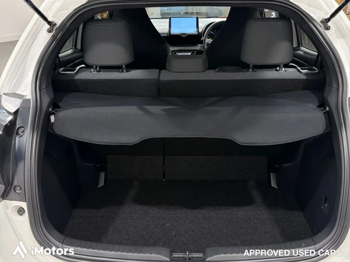 Toyota Yaris Hatchback, Petrol Hybrid, 2023, White