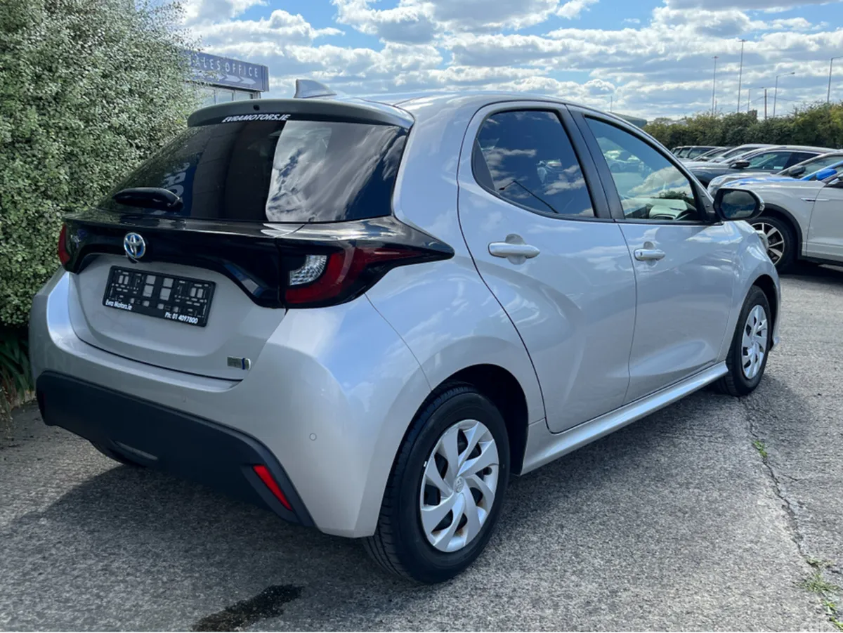 Toyota Yaris Hatchback, Petrol Hybrid, 2022, Silver