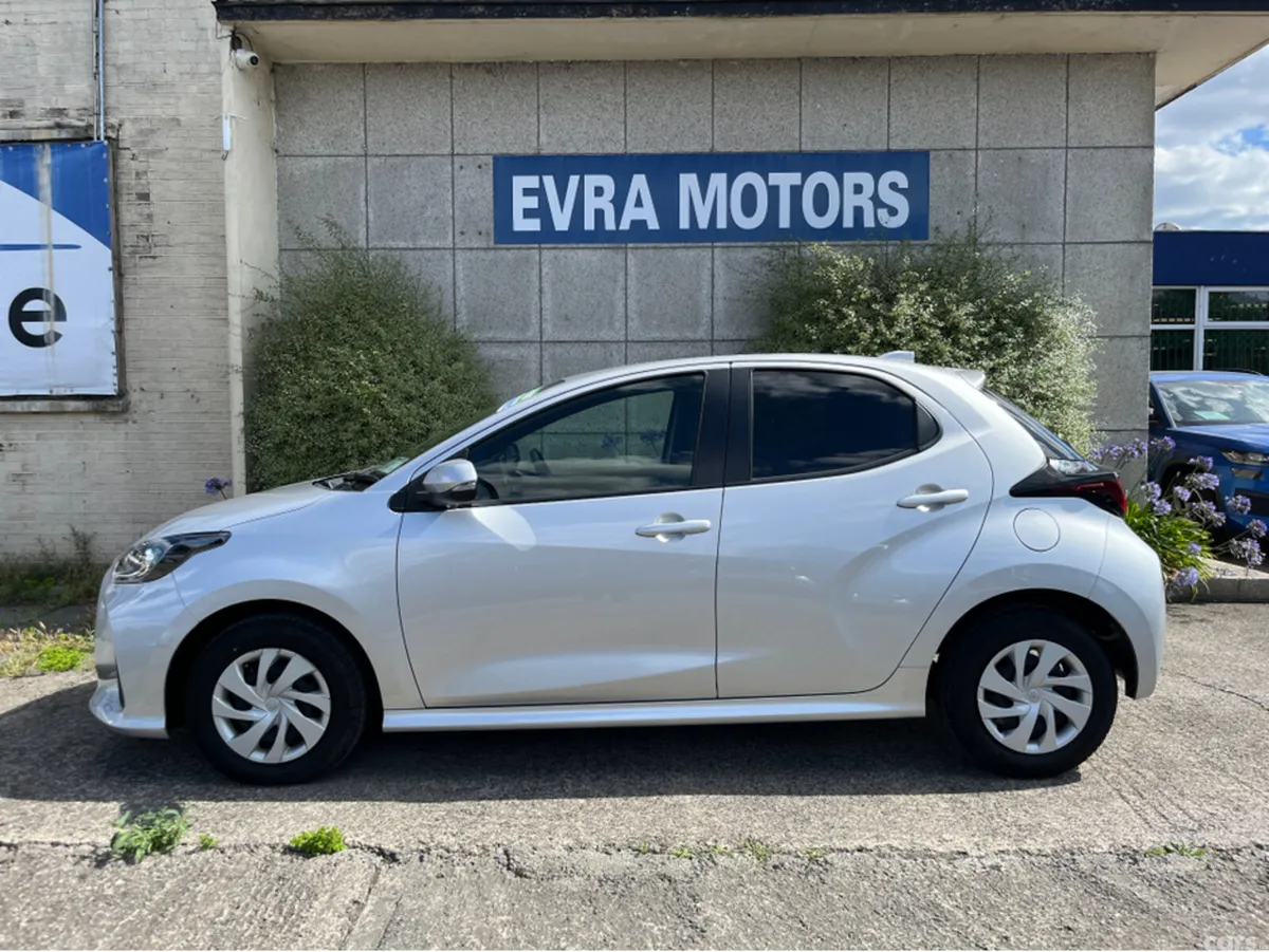 Toyota Yaris Hatchback, Petrol Hybrid, 2022, Silver