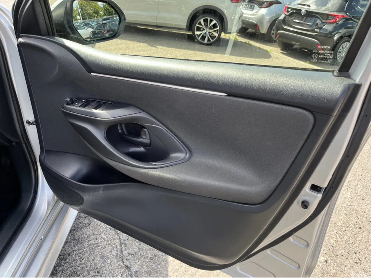 Toyota Yaris Hatchback, Petrol Hybrid, 2022, Silver