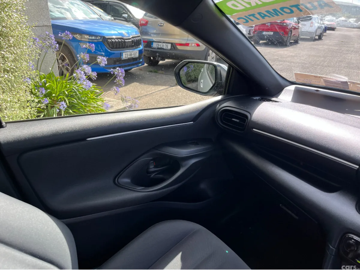 Toyota Yaris Hatchback, Petrol Hybrid, 2022, Silver