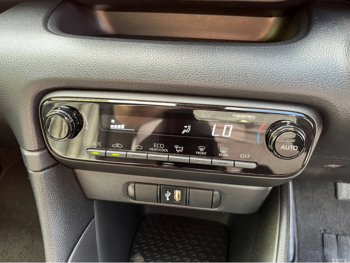 Toyota Yaris Hatchback, Petrol Hybrid, 2022, Silver