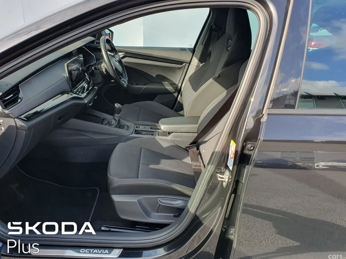 Skoda Octavia Saloon, Diesel, 2023, Black