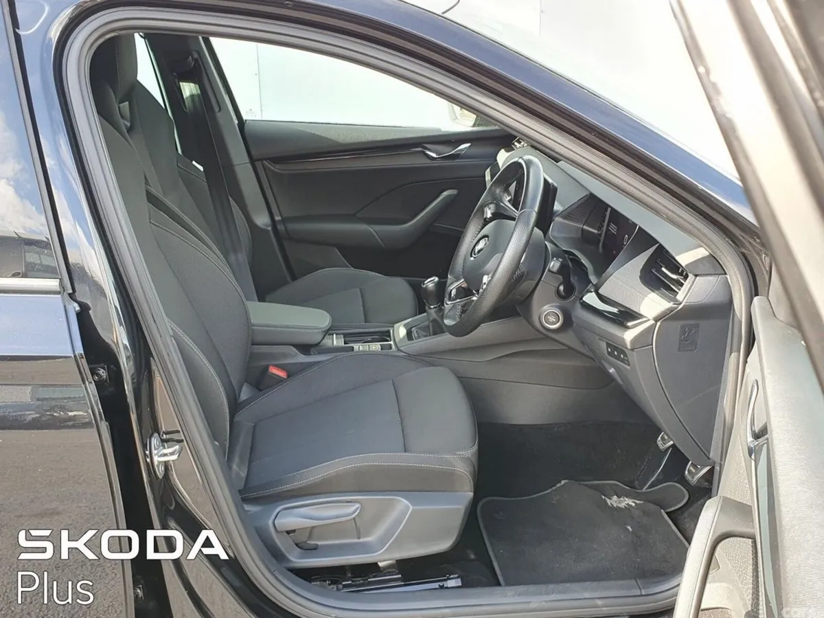 Skoda Octavia Saloon, Diesel, 2023, Black