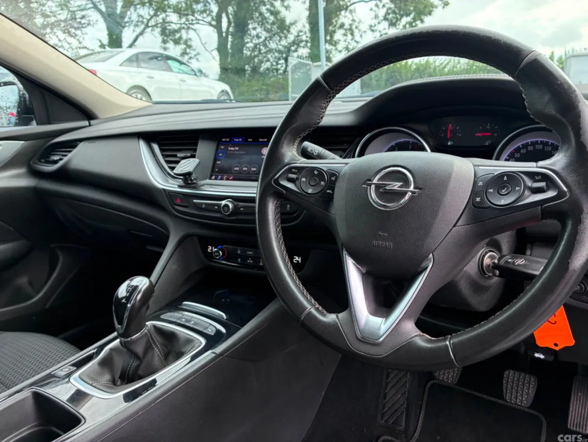 Opel Insignia Hatchback, Diesel, 2022, White