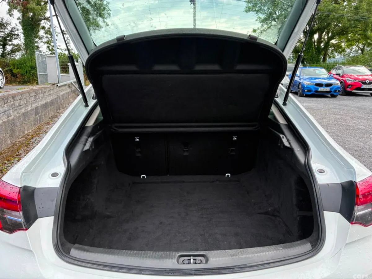 Opel Insignia Hatchback, Diesel, 2022, White