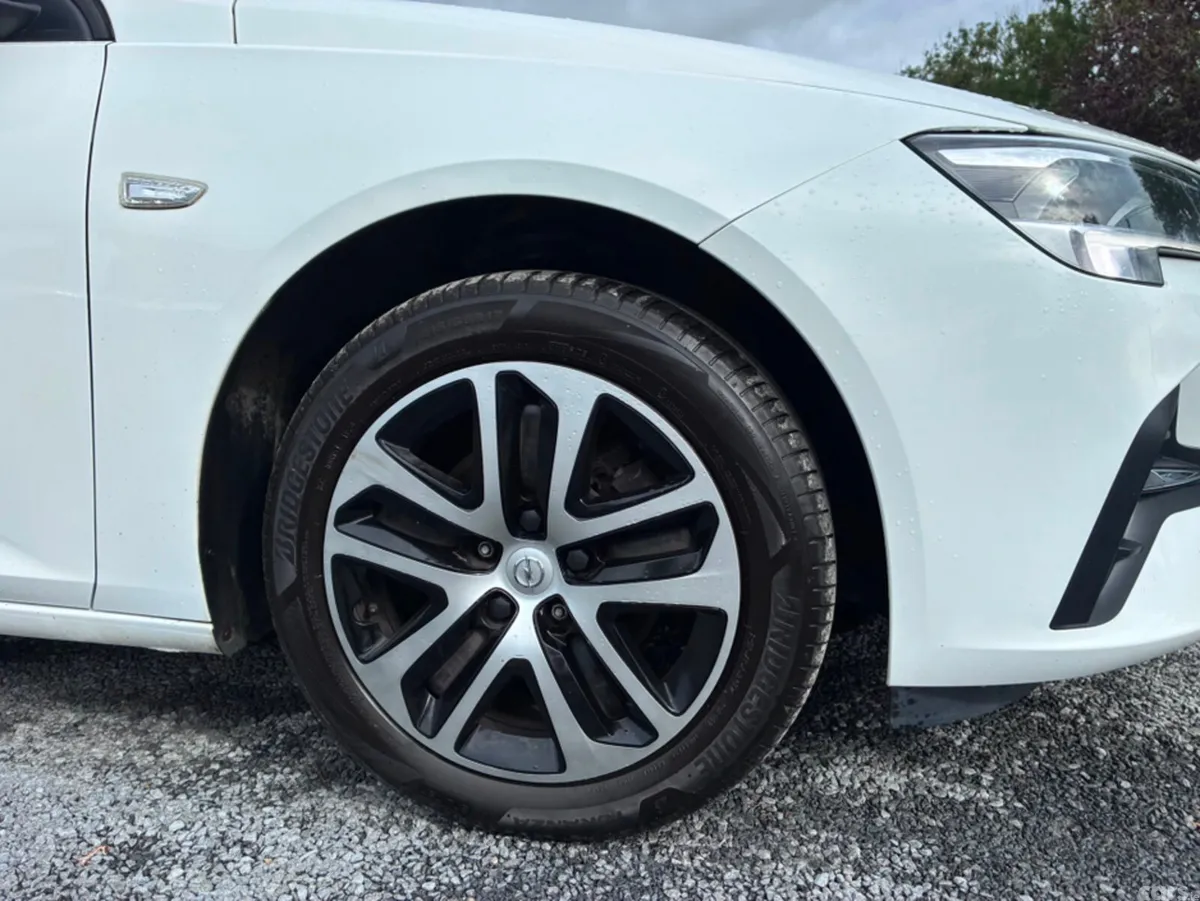 Opel Insignia Hatchback, Diesel, 2022, White