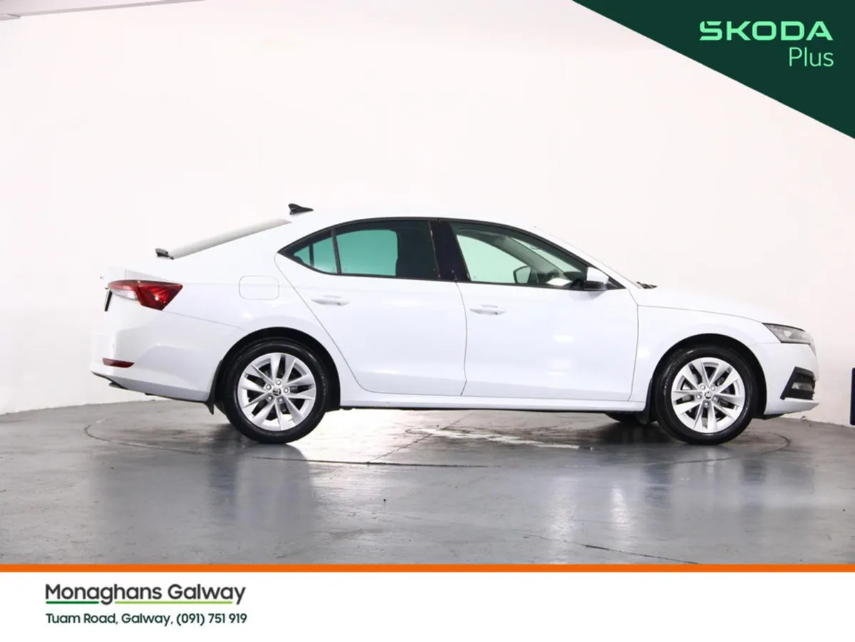 Skoda Octavia Hatchback, Petrol, 2024, White