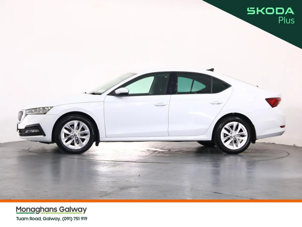Skoda Octavia Hatchback, Petrol, 2024, White