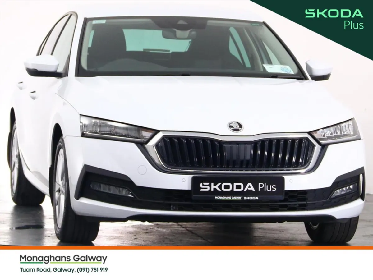 Skoda Octavia Hatchback, Petrol, 2024, White