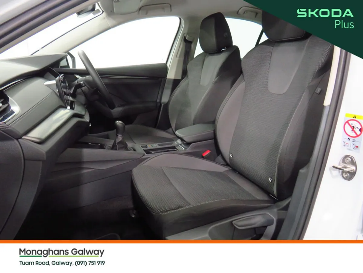 Skoda Octavia Hatchback, Petrol, 2024, White