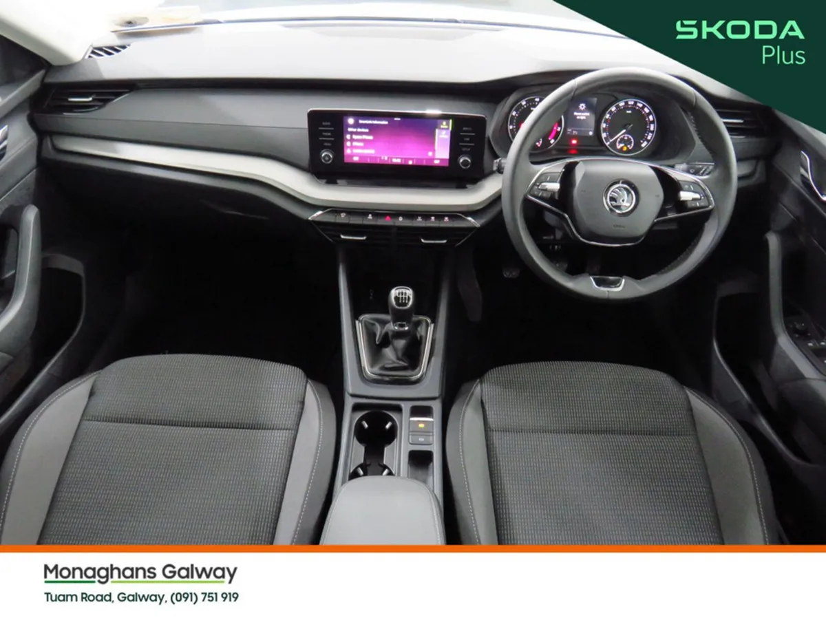 Skoda Octavia Hatchback, Petrol, 2024, White