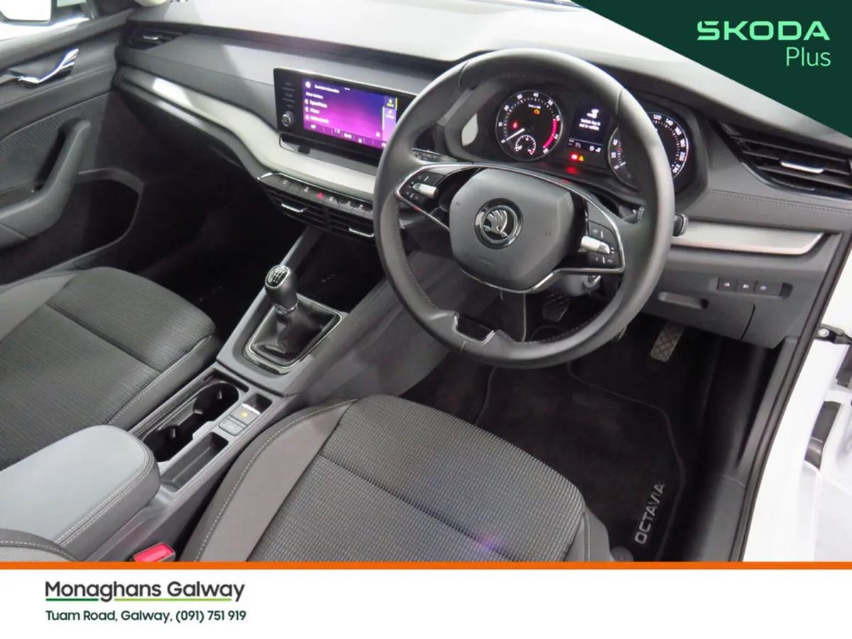 Skoda Octavia Hatchback, Petrol, 2024, White