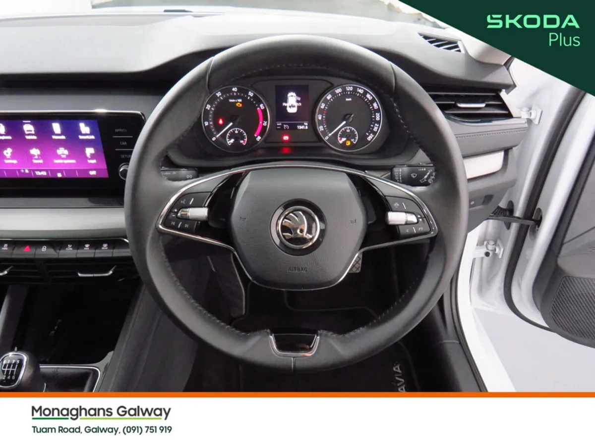 Skoda Octavia Hatchback, Petrol, 2024, White