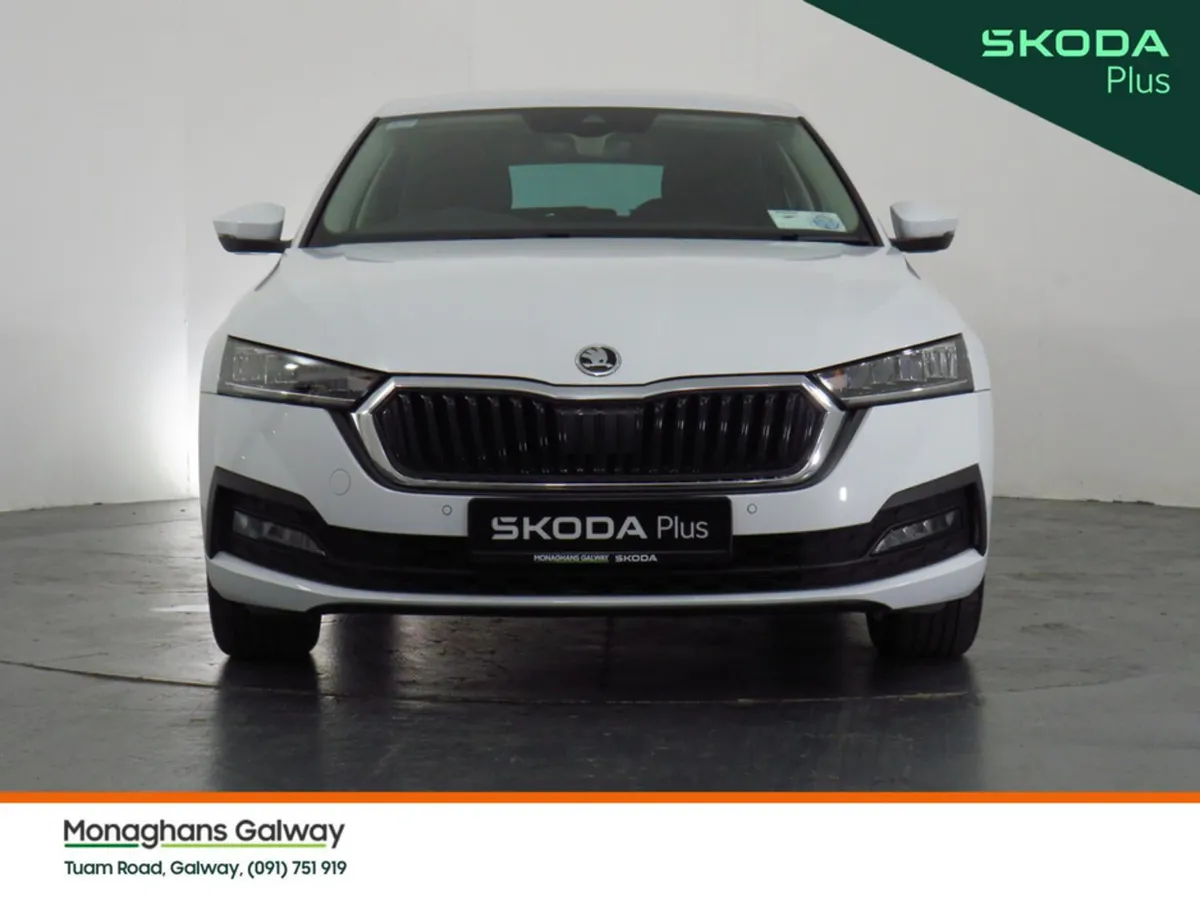 Skoda Octavia Hatchback, Petrol, 2024, White