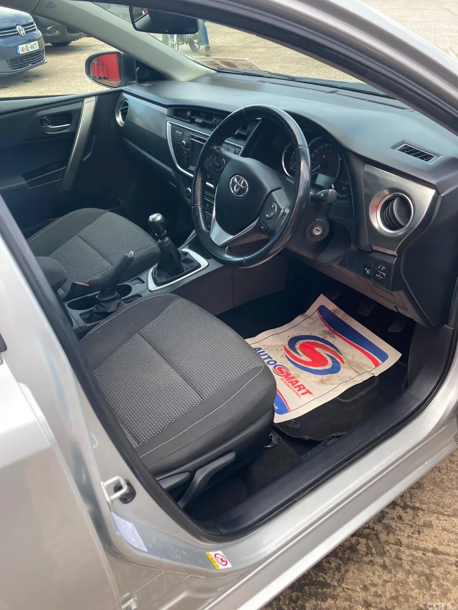 Toyota Auris Hatchback, Diesel, 2013, Silver