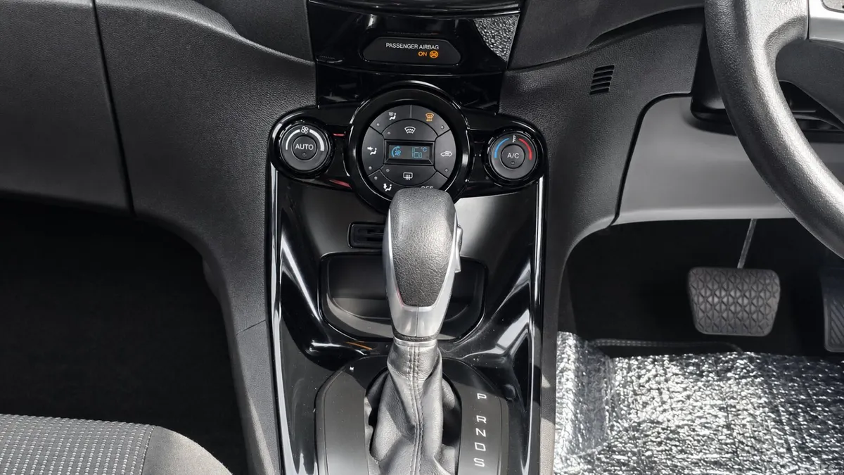 Ford Fiesta Hatchback, Petrol, 2016, Silver